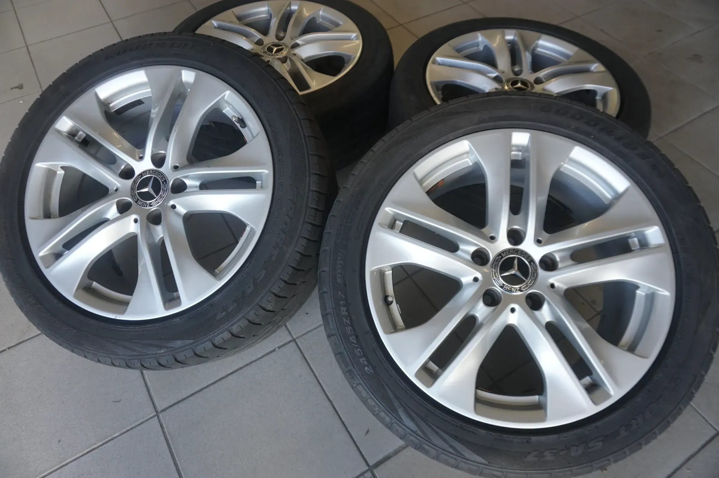 Original Mercedes E-Klasse W212 S212 17 Zoll Alufelgen Sommerreifen A2124010902 - Bild 1